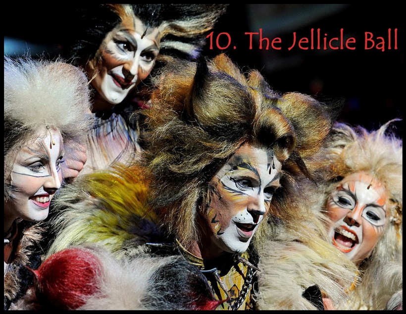 Rum Tum Tugger and admirers in CATS